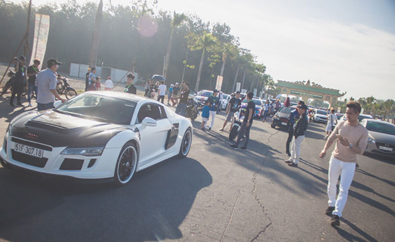 Đón năm mới, hàng loạt siêu xe, xe độ quần tụ tại trường đua Đại Nam